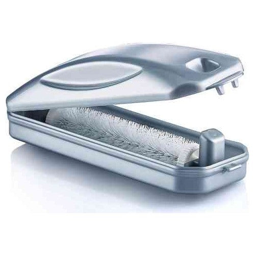 Teppichkehrer Girgir mit einer Rolle